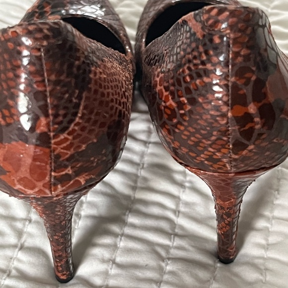 Brown snake print BCBG Paris pumps. - Picture 7 of 8